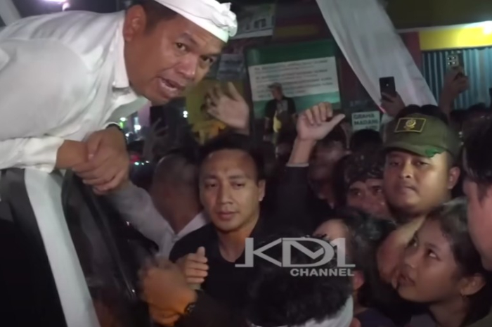 Warga menyapa warga Gubernur Jawa Barat Dedi Mulyadi yang ada di atas mobil.