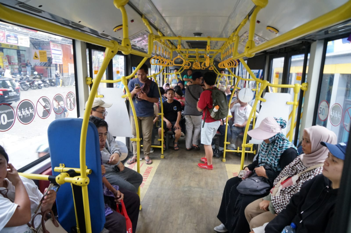 Penumpang menggunakan layanan bus TransJabodetabek P11 rute Bogor - Blok M.