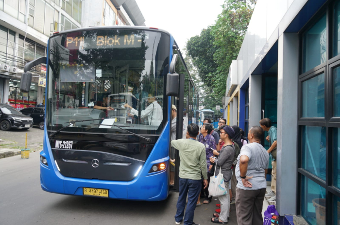 Bus TransJabodetabek P11 rute Bogor - Blok M saat melintas di Kota Bogor.