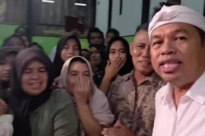 Gubernur Jawa Barat Dedi Mulyadi bersama kades dan warga Pasirmunjul sepakat ambil keputusan relokasi