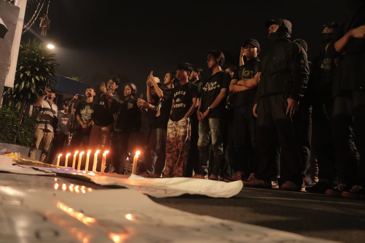 Gabungan warga Rumpin dan aktivis melakukan teatrikal di gerbang Tegar Beriman, Kecamatan Cibinong, Kabupaten Bogor, Kamis 19 Juni 2025.
