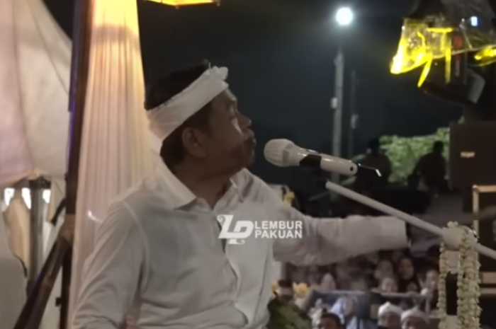 Gubernur Jawa Barat Dedi Mulyadi saat pidato di hadapan warga Karawang.