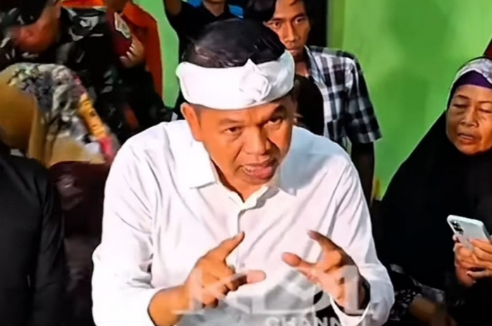 Gubernur Jawa Barat Dedi Mulyadi menyambangi penampungan masyarakat yang terdampak bencana di Purwakarta.