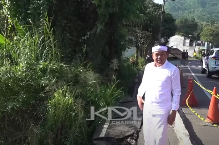 Gubernur Jawa Barat, Dedi Mulyadi saat mengecek Jalan Jubleg-Pabuaran Sukabumi yang longsor.