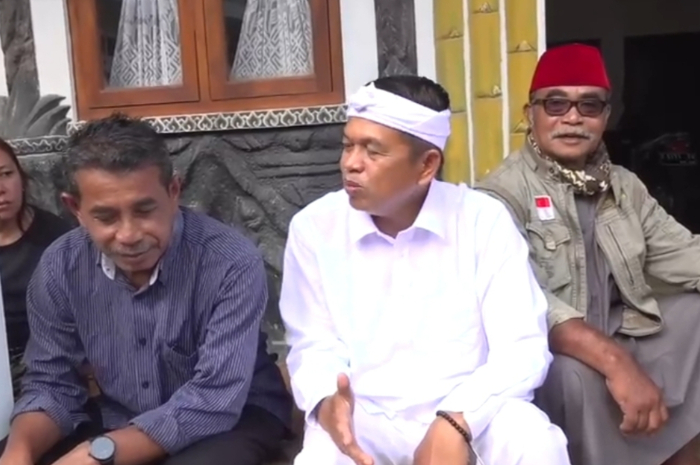 Gubernur Jawa Barat, Dedi Mulyadi, saat sedang berbincang dengan warga Kampung Susuru di kawasan Ciamis