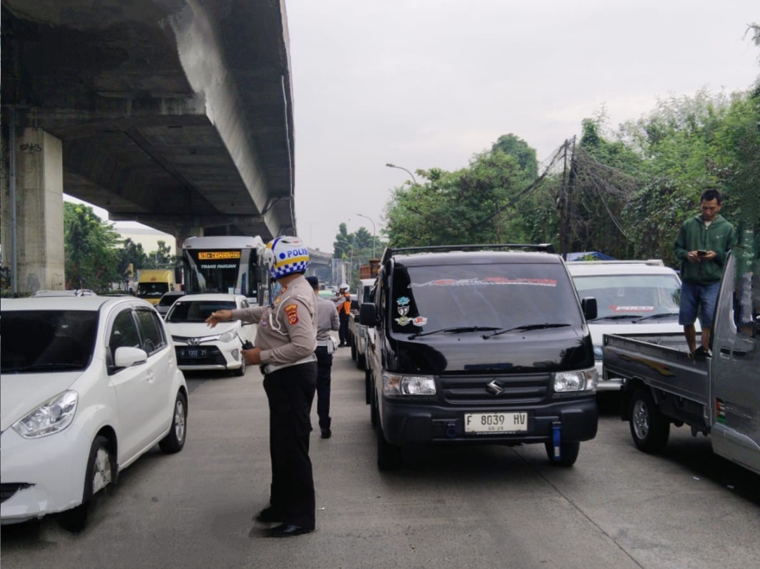 Polisi mengamankan lalu lintas imbas demo sopir sayur yang menggelar aksi di Jalan Sholeh Iskandar, Kota Bogor, Kamis 19 Juni 2025.