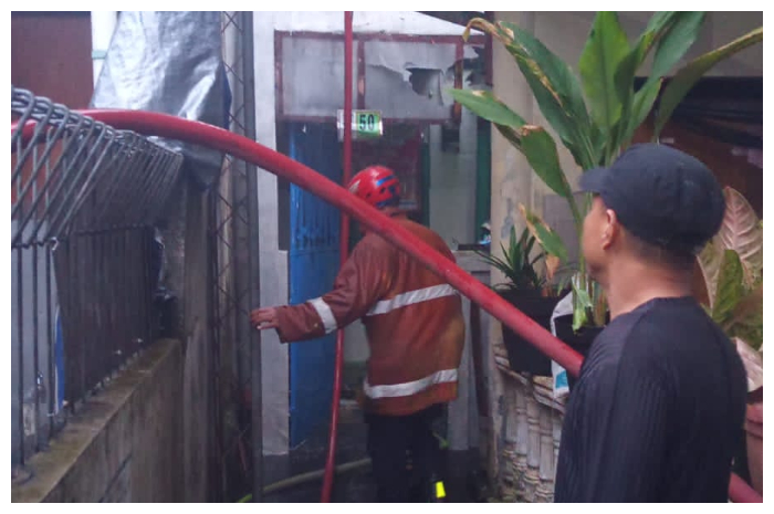 Proses pemadaman kebakaran yang terjadi di Lawang Gintung Bogor Selatan, Kota Bogor, Kamis 19 Juni 2025.