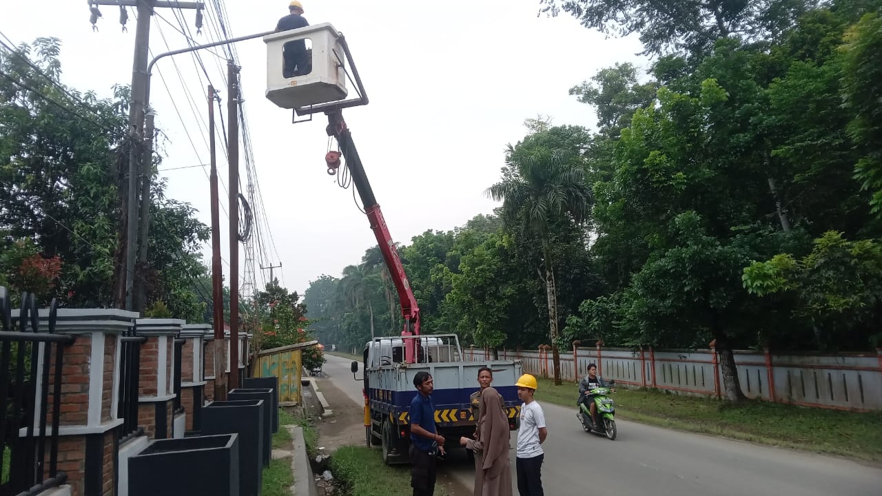 Setelah menelan korban jiwa, Dinas Perhubungan Kabupaten Bogor melalui UPT P4 Wilayah V Jasinga, memperbaiki PJU di Jalan Prada Samlawi, Kecamatan Rumpin.