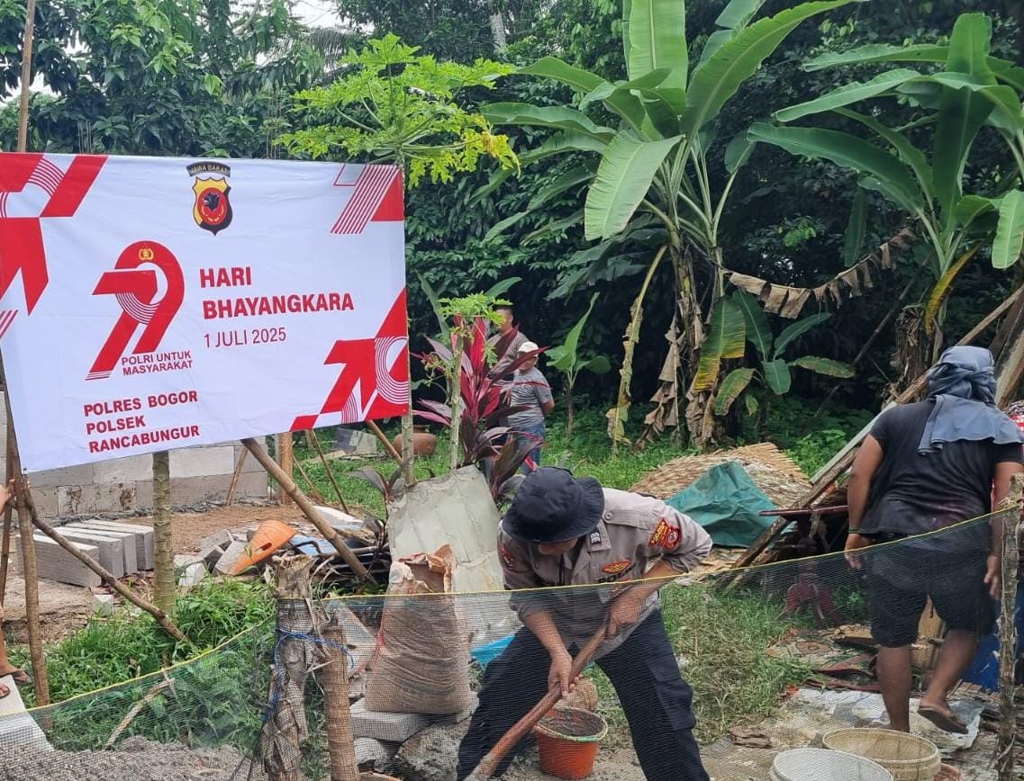 Anggota Polsek Rancabungur, Polres Bogor, melakukan bedah rumah warga yang ambruk diterjang bencana alam beberapa waktu lalu.