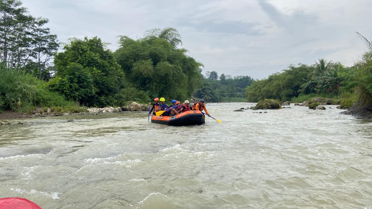 Tim gabungan masih melakukan pencarian pemuda yang dikabarkan hilang hanyut di Sungai Cileungsi, Kecamatan Klapanunggal, Kabupaten Bogor.