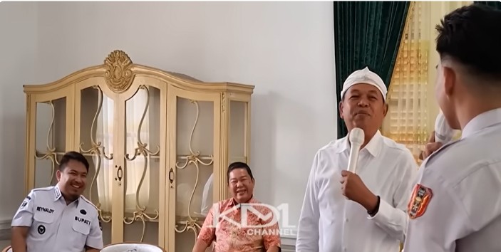 Gubernur Jawa Barat Dedi Mulyadi mengangkat jempol untuk siswa berprestasi asal Subang
