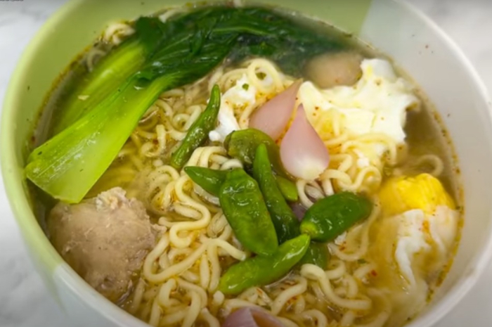 Resep Indomie Kuah Cabe Ijo Bawang Merah dari kanal YouTube Ika Mardatillah