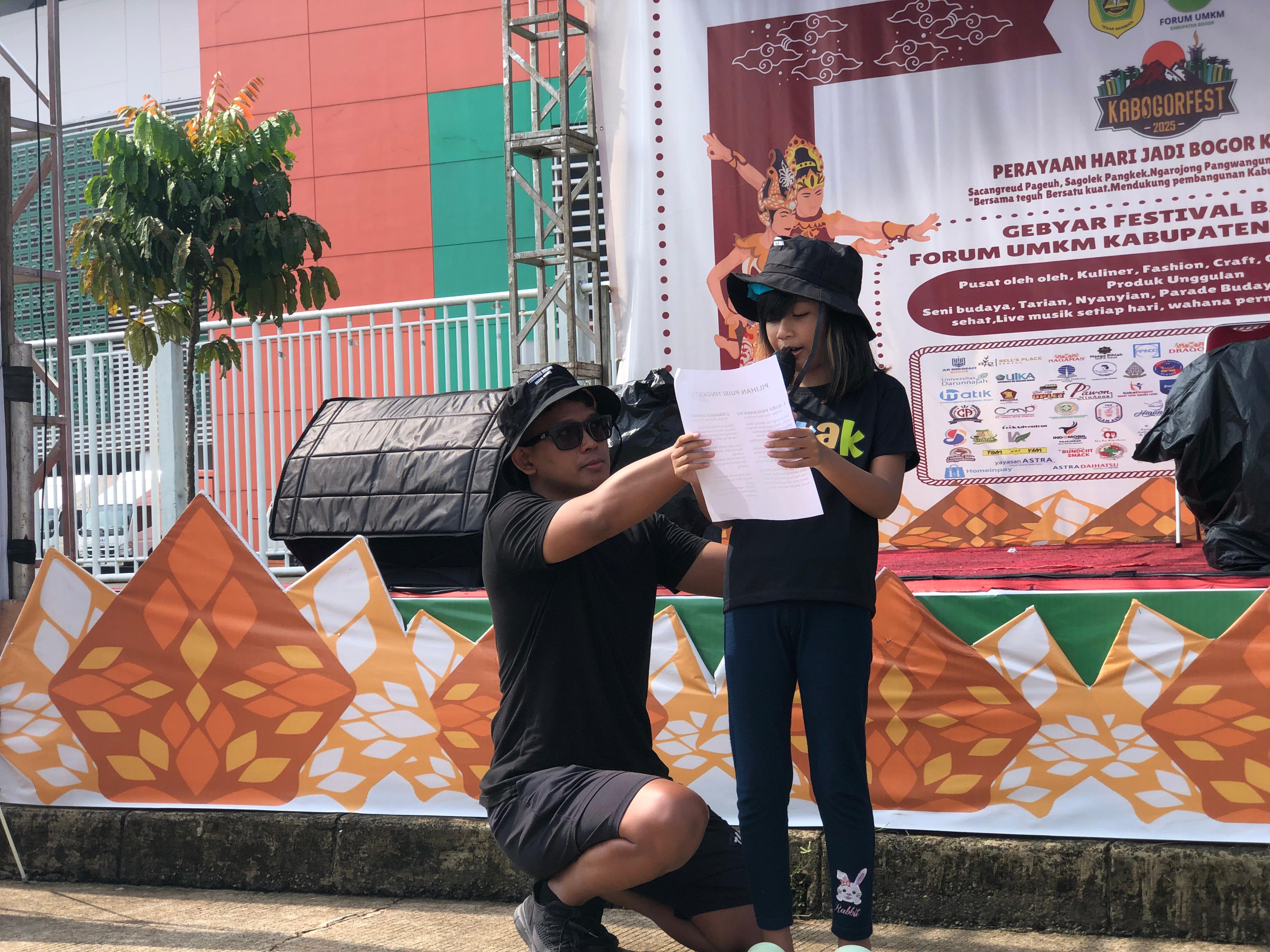 Momen anak anak disabilitas saat mengikuti kampanyen pendidikan inklusif di Stadion Pakansari, Kecamatan Cibinong, Kabupaten Bogor, Sabtu 21 Juni 2025.