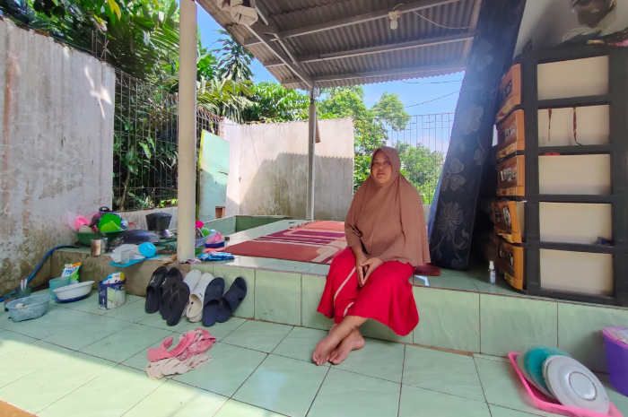 Yanti, warga Rancabungur Bogor yang rumahnya ambruk, tidur di teras rumah, kini rumahnya dibangunkan polisi dalam program bedah rumah HUT Bhayangkara ke 79.