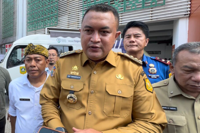 Bupati Bogor Rudy Susmanto saat mejelasakan konsep pembangunanan Gedung Creative Center.