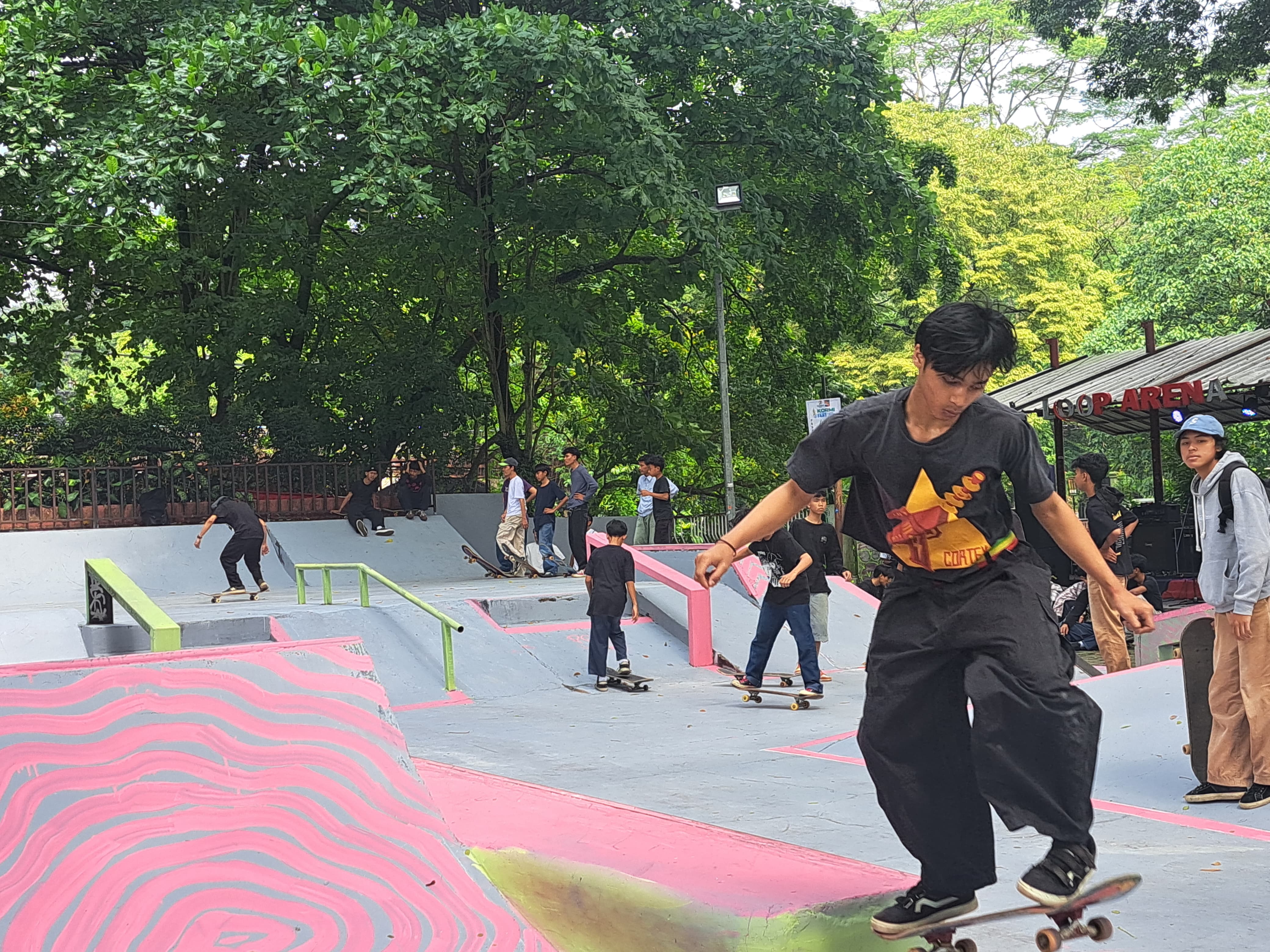 Para peserta dari berbagai daerah menyemarakan Skatebiarding Day 2025 di Skate Park Sempur, Kota Bogor, Sabtu 21 Juni 2025.