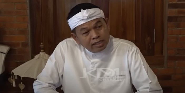 Gubernur Jawa Barat Dedi Mulyadi mengungkapkan tidak bisa mendidik anak orang lain karena sudah tidak punya waktu