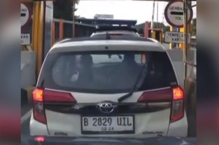 Mobil Calya Putih yang terekam kamera diduga menerobos gerbang tol.