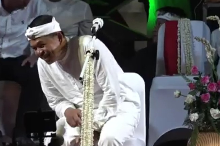Gubernur Jawa Barat, Dedi Mulyadi mendengarkan curhatan warga di Bekasi.