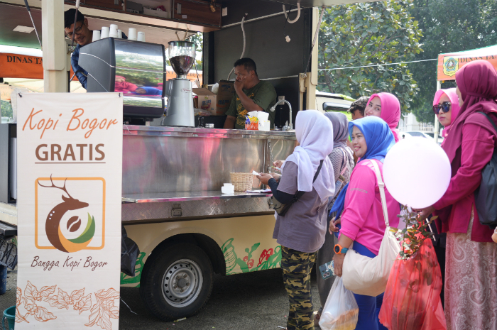 Warga antre mendapatkan Kopi Robusta asli Bogor yang dibagikan di acara Kabogorfest 2026.