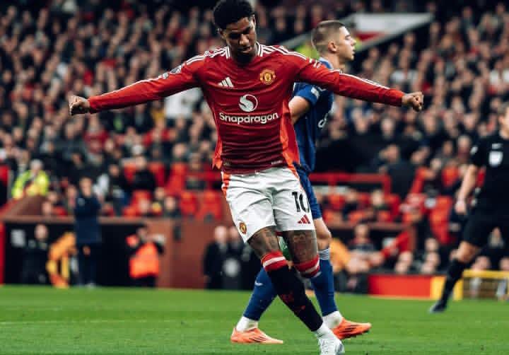 Marcus Rashford, saat membeli timya Manchester United.