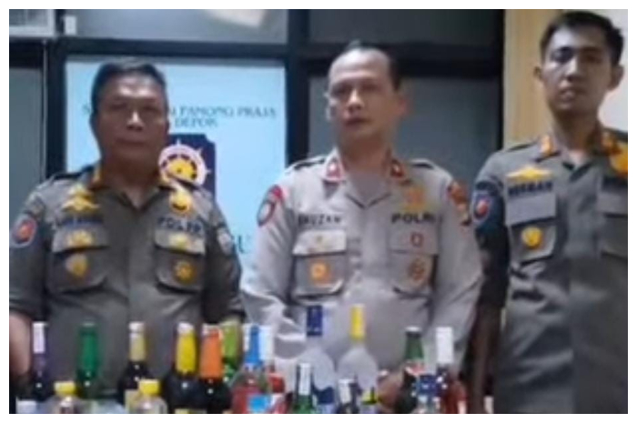 Polsek Bojongsari dan Satpol PP memperlihatkan sejumlah botol miras yang disita di sejumlah toko jamu di wilayah Sawangan, Kota Depok.