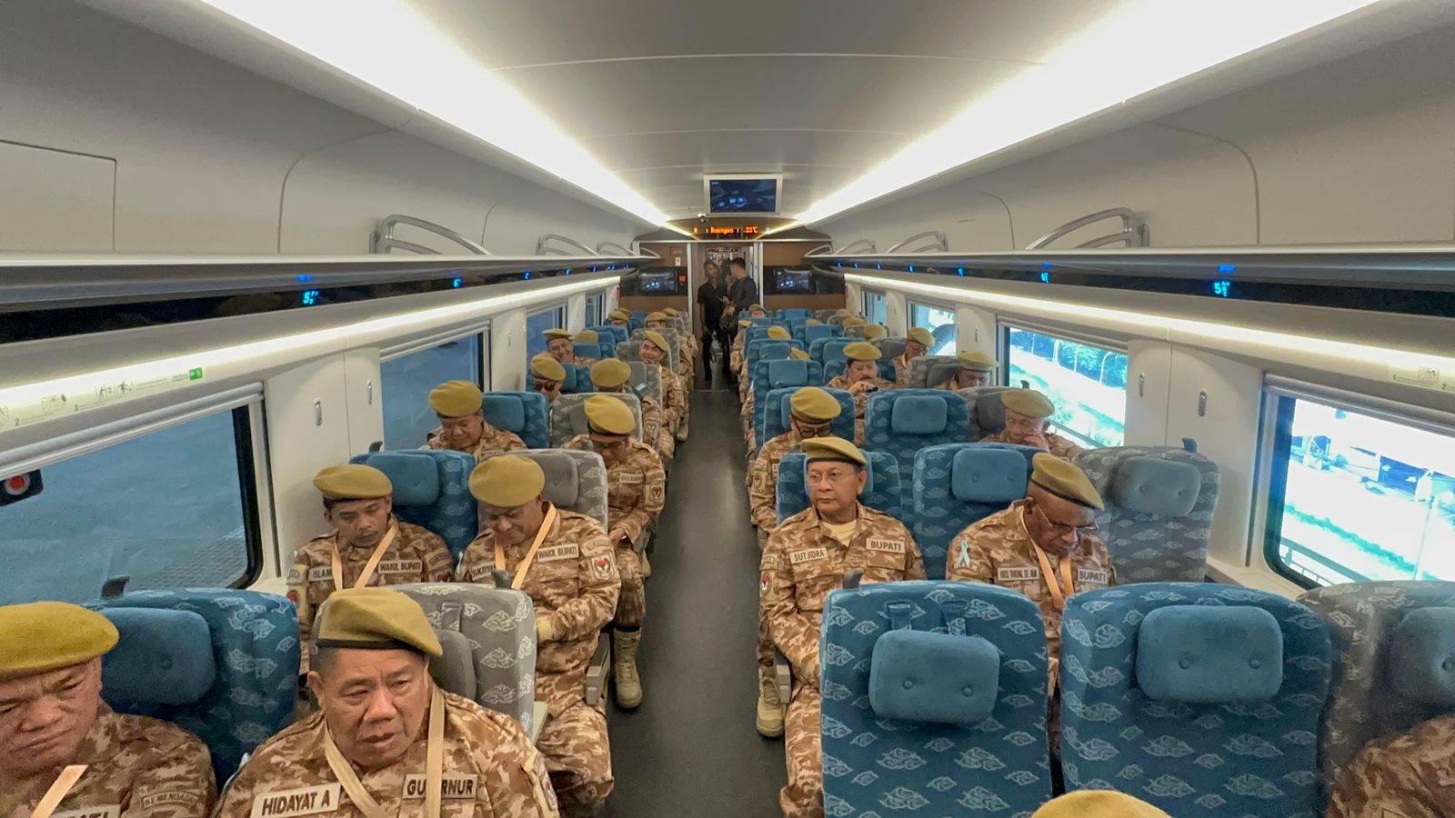 Rombongan 84 kepala daerah berangkat ke Jatinangor menggunakan Kereta Cepat Whoosh, pada Minggu 22 Juni 2025.