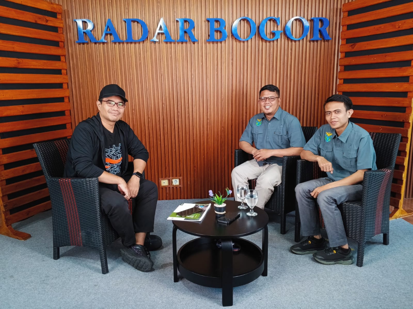 Ketua Kagume Ari Hakiki (kanan) dan Handi Sopian (tengah) dari Ikatan Guru Anak Istimewa atau Kagume saat di Podcast Radar Bogor.