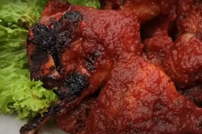 Ayam bakar bumbu merah resep dari Kanal YouTube Ika Mardatillah