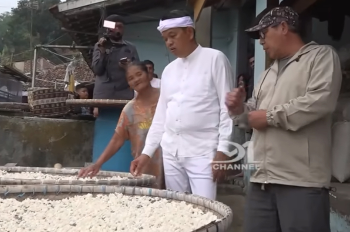 Gubernur Jawa Barat Dedi Mulyadi saat mengunjungi Kampung Cireundeu di Kelurahan Leuwigajah, Kecamatan Cimahi Selatan, Kota Cimahi.