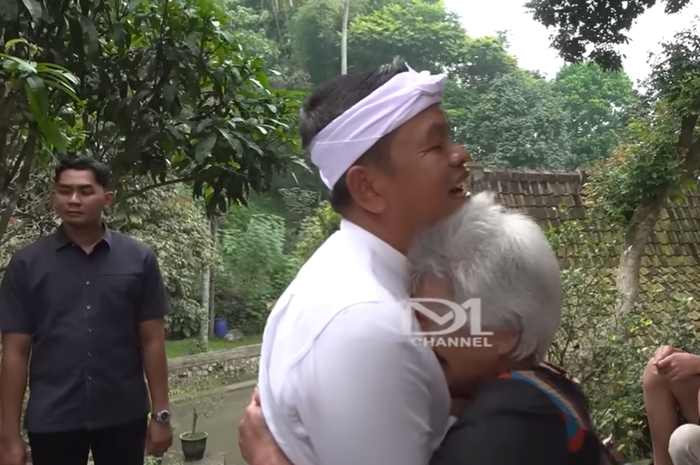 Gubernur Jawa Barat Dedi Mulyadi dipeluk seorang nenek warga Kampung Kampung Cireundeu di Kelurahan Leuwigajah, Kecamatan Cimahi Selatan, Kota Cimahi.