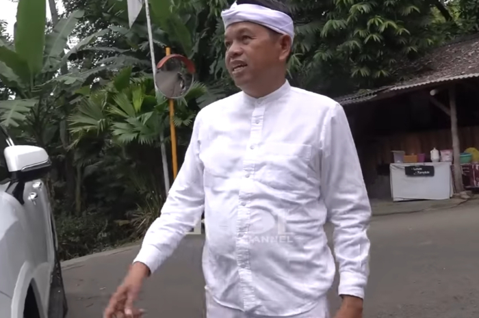 Gubernur Jawa Barat Dedi Mulyadi saat menuju Kampung Cireundeu