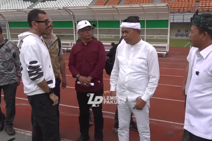Gubernur Jawa Barat Dedi Mulyadi saat memeriksa kesiapan Stadion Si Jalak Harupat bareng Arya Sinulingga