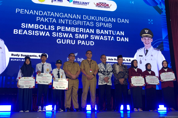Pemberian beasiswa secara simbolis untuk guru Paud dan siswa yang sekolah di swasta
