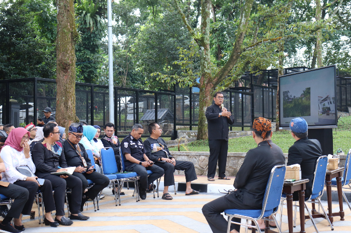 Inspektorat Kota Bogor, Pupung W Purnama saat memberi pengarahan.
