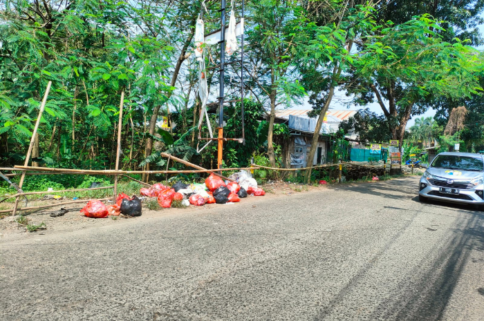 Sampah liar kembali menumpuk di Jalan Raya Tapos Depok Senin 23 Juni 2025.