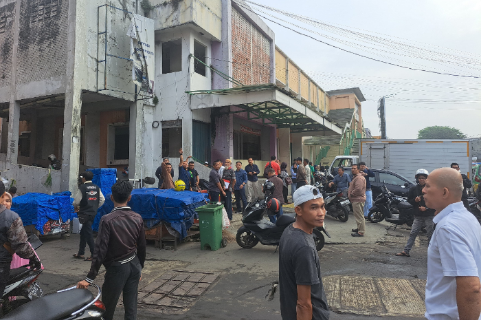 Puluhan pedagang menanti dibukanya Pasar Kebon Kembang Blok B2 pasca kebakaran.