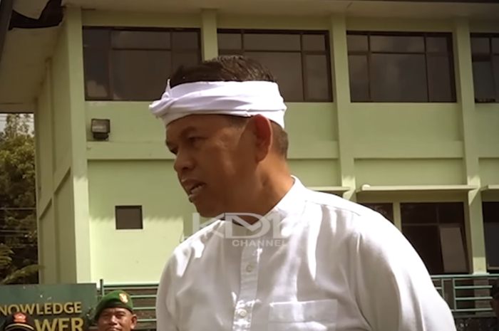 Gubernur Jawa Barat Dedi Mulyadi saat berinteraksi dengan siswa di barak yang dididik akibat suka tawuran