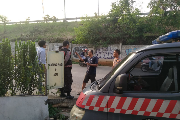 Polisi dari Polsek Cinere, Polres Metro Depok cek TKP dugaan pembegalan di kolong Tol Krukut.
