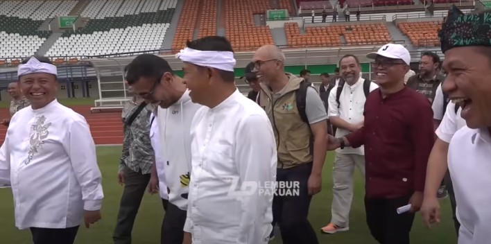 Gubernur Jawa Barat bersama OC Piala Presiden Arya Sinulingga, Sekda Jabar Herman Suryatman, dan Bupati Cimahi Ngatiyana