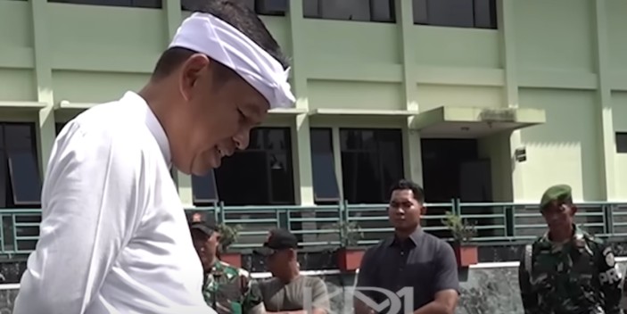 Gubernur Jawa Barat Dedi Mulyadi saat berbincang dengan salah satu siswa SMA di Bogor