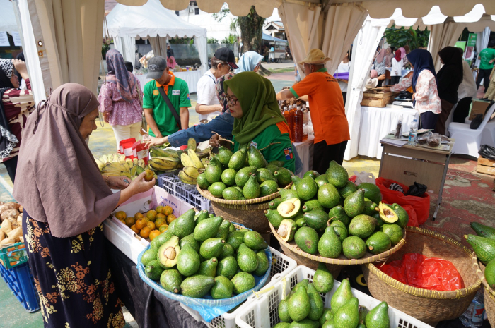 Sejumlah warga membeli sembako dikegiatan Gerakan Murah Barang di Kelurahan Sempur, Kota Bogor.