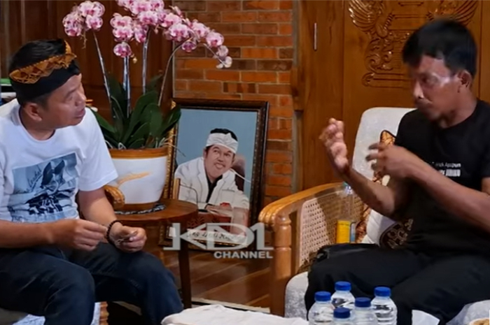 Gubernur Jawa Barat Dedi Mulyadi berbincang dengan seorang pria yang menyiramnya saat acara Nganjang Ka Warga di&nbsp;Kabupaten Bekasi.&nbsp;