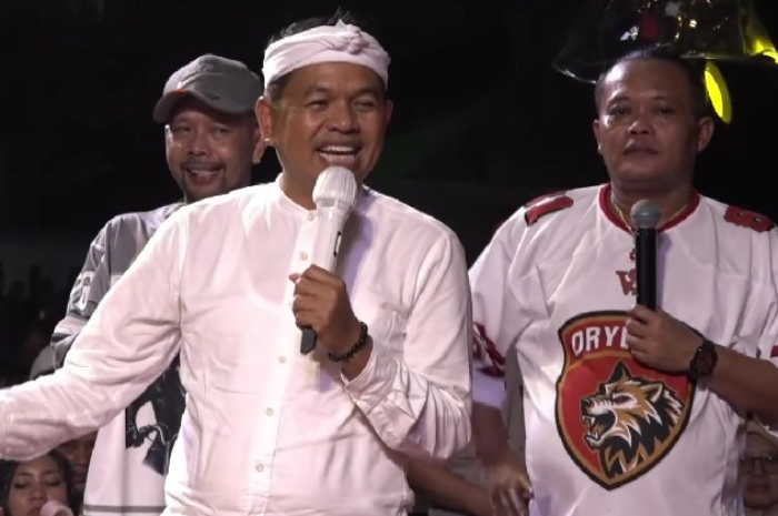 Gubernur Jawa Barat, Dedi Mulyadi menyapa warga didampingi komedian Sule.