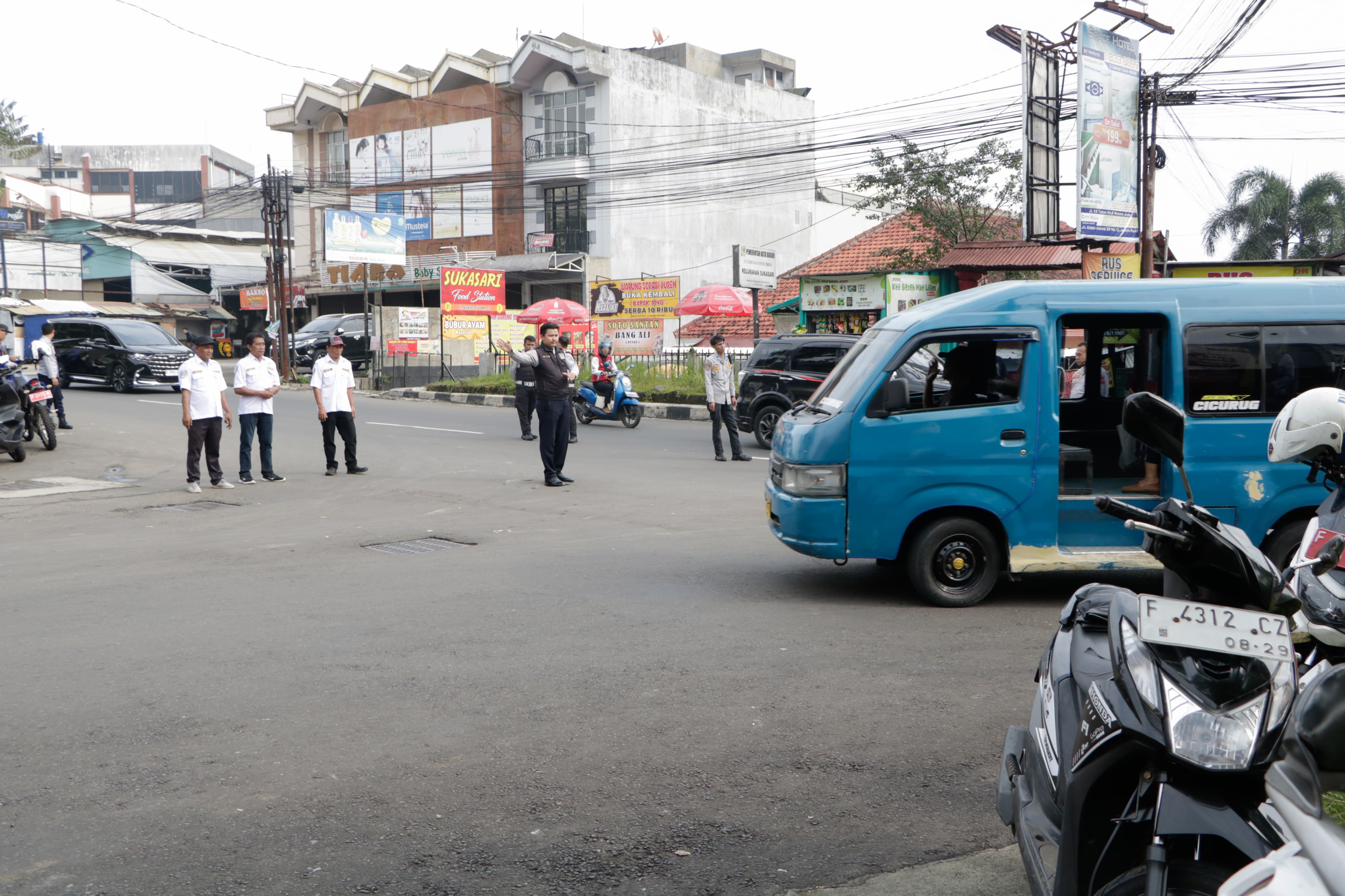 Pengaturan rerouting angkot di Jalan Sukasari oleh personel Dishub Kota Bogor.