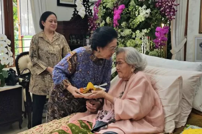 Megawati Soekarnoputri saat menghadiri ultah ke 100 Meriyati Roeslani.