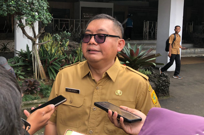 Kepala Dinas Pendidikan Kabupaten Bogor, Rusliandy saat memberikan keterangan soal SPMB 2025.