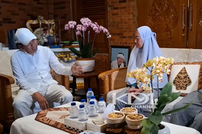 Gubernur Jawa Barat Dedi Mulyadi berbincang dengan Melani, seorang ibu dari Bekasi yang sempat viral usai mendapat perlakuan buruk anak kandungnya.