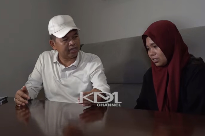 Gubernur Jawa Barat Dedi Mulyadi berbincang dengan keluarga Usep yang ditangkap usai membeli motor tanpa BPKB dan STNK serta diduga hasil curian.