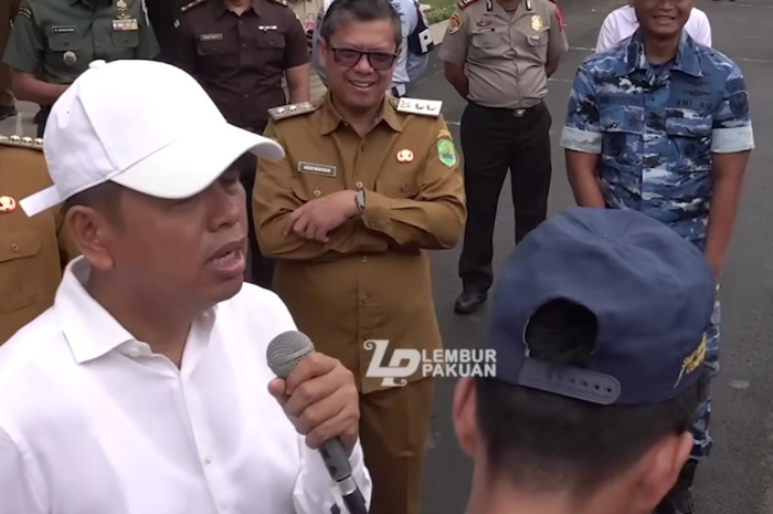 Gubernur Jawa Barat, Dedi Mulyadi sedang berdialog dengan siswa SMP yang jadi joki motor.